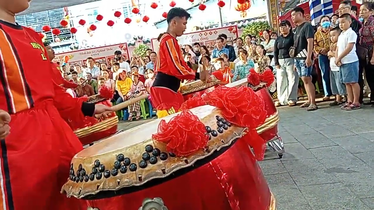 P1 : Mùng Một bên chùa ông - Vạn sự như ý Tỷ sự như mơ Làm việc như thơ Đời vui như nhạc! 