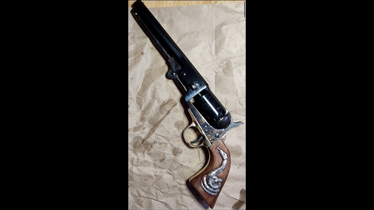 Colt 1851 Navy Cal.36 avec crosse modifier en hommage au révolver de westerns de Clint Eastwood