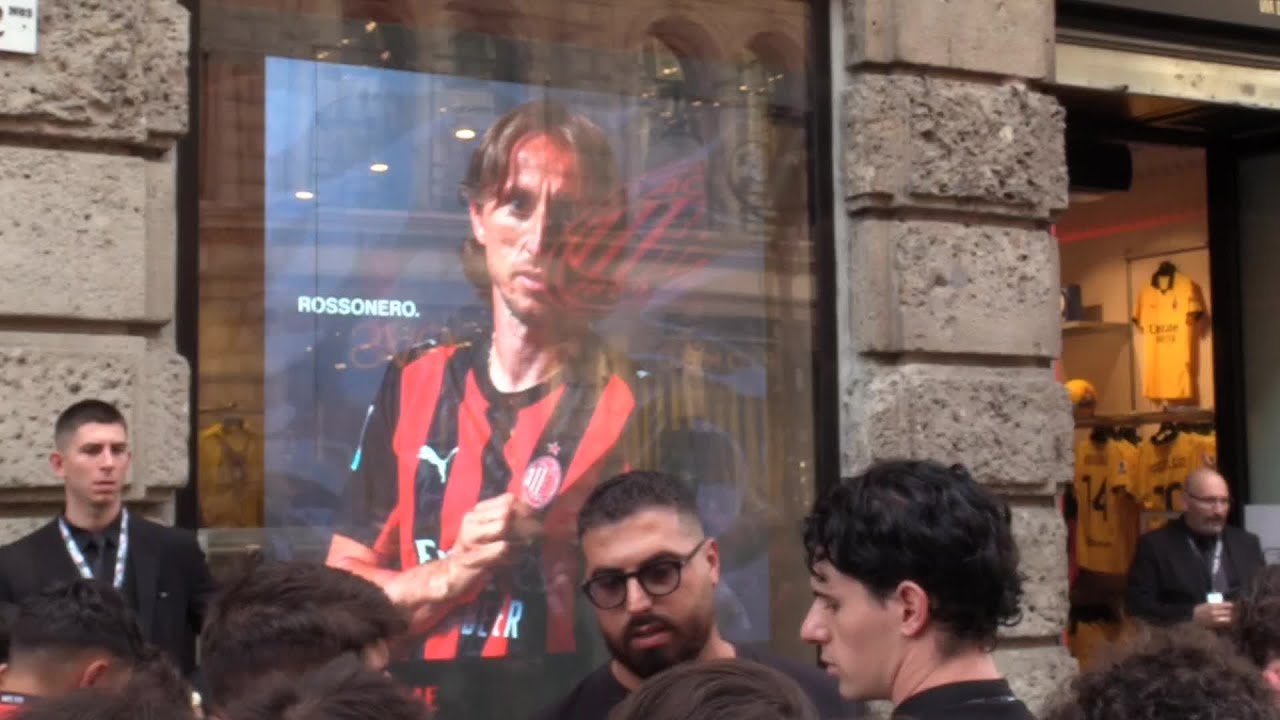 Milan, tifosi si affollano al Milan Store per incontrare Modric