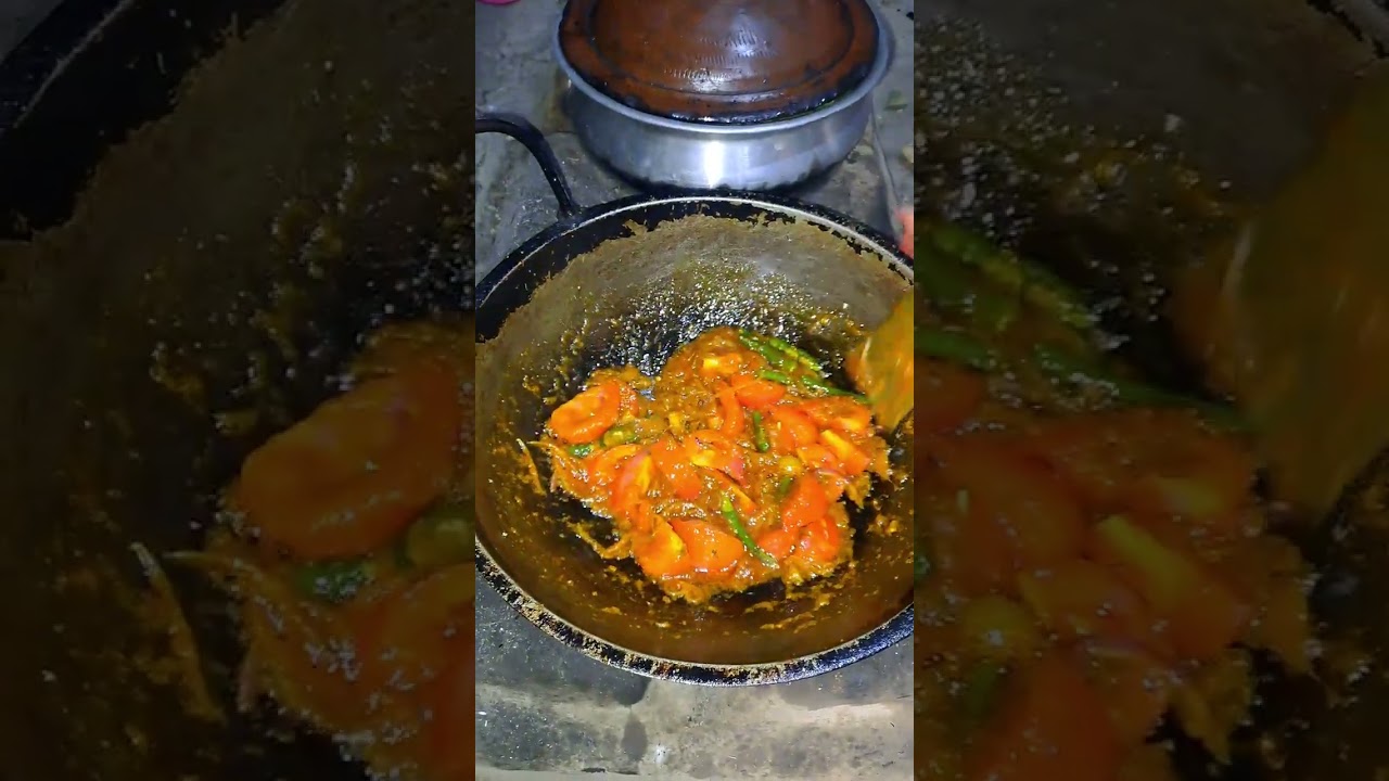 মাটির চুলার টমেটো দিয়ে মাছ রান্না 