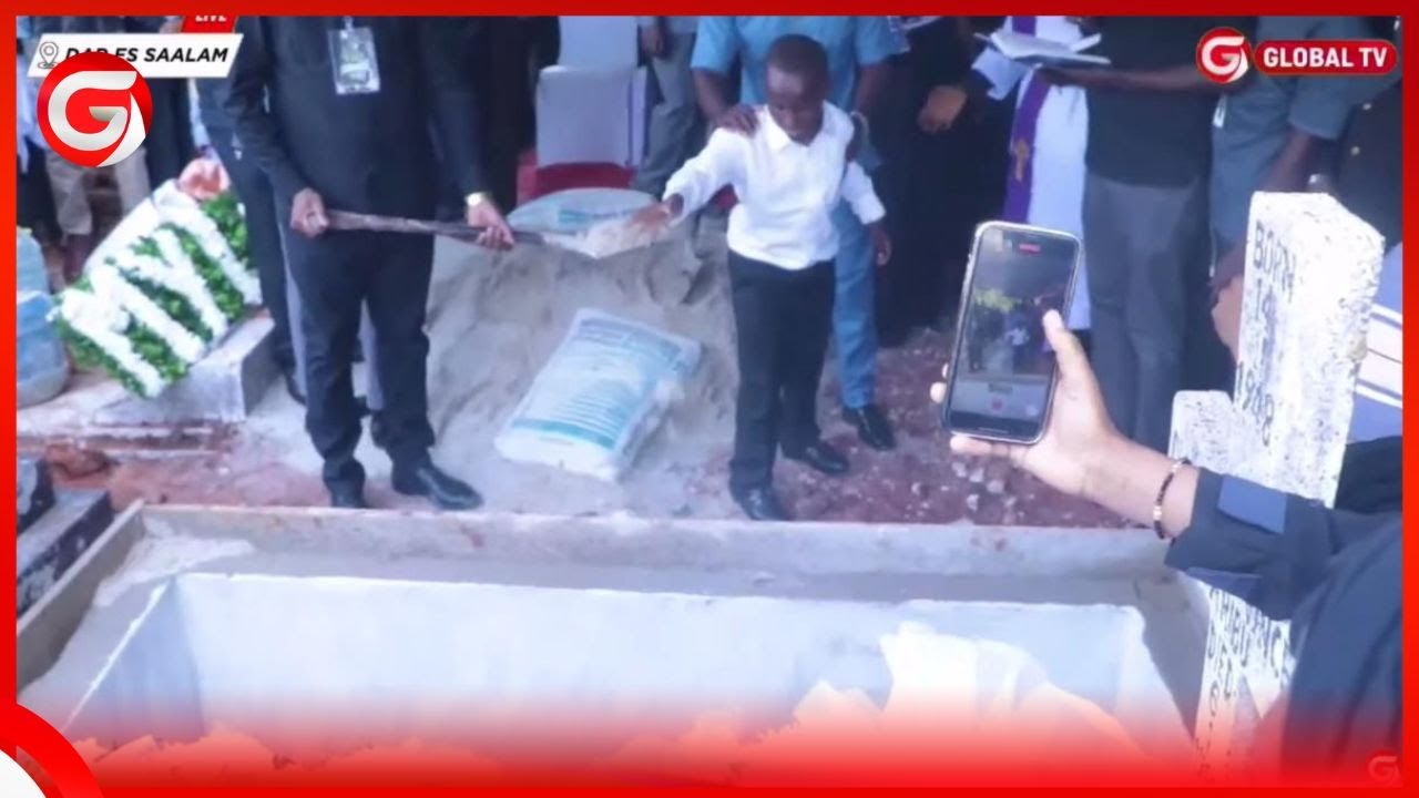 MTOTO WA FREDY AKIWEKA UDONGO KABURINI KWA BABA'AKE - VILIO VYATAWALA MAKABURINI...