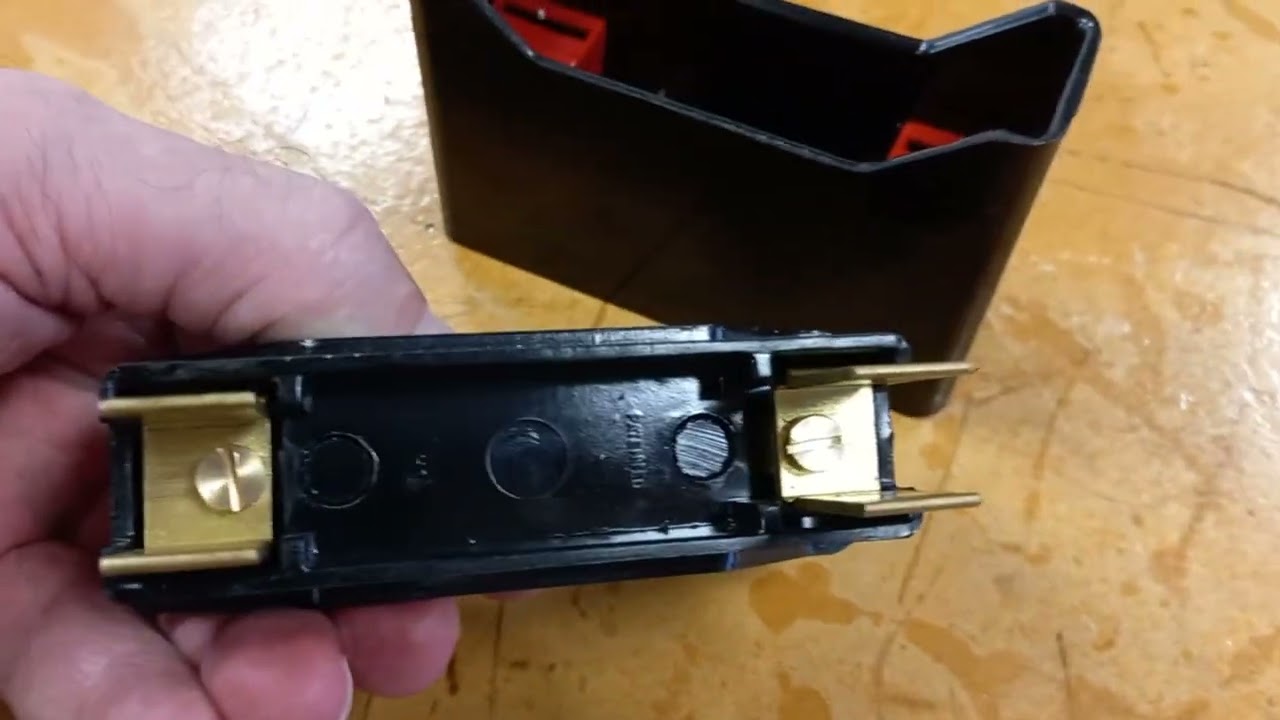 HRC (high rupturing capacity) 63 Amp fuse link carrier and base