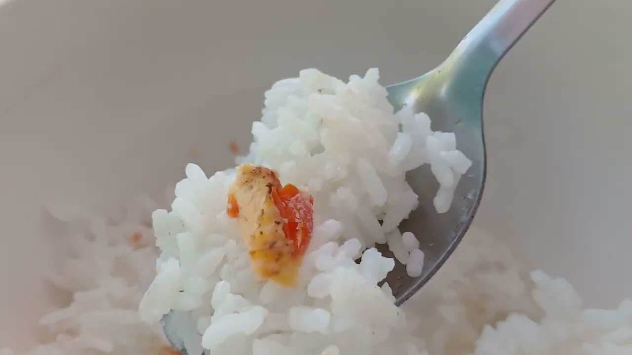 Ăn cơm trứng vịt chiên với cà chua và đồ món củ kiệu.