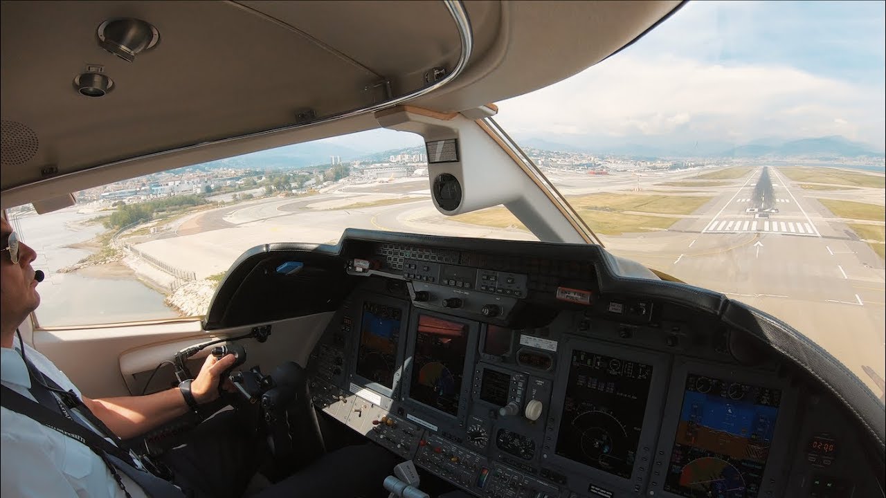 4K Заход и посадка в аэропорту Ницца, Франция. Learjet 60XR