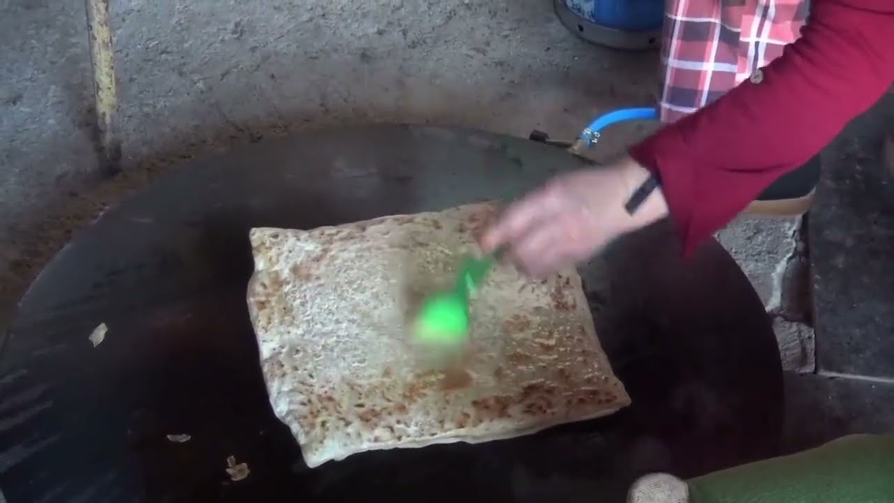 Tandırda Ekmek Yapan Anne — Anadolu’nun Emek ve Bereket Kokusu 🌾