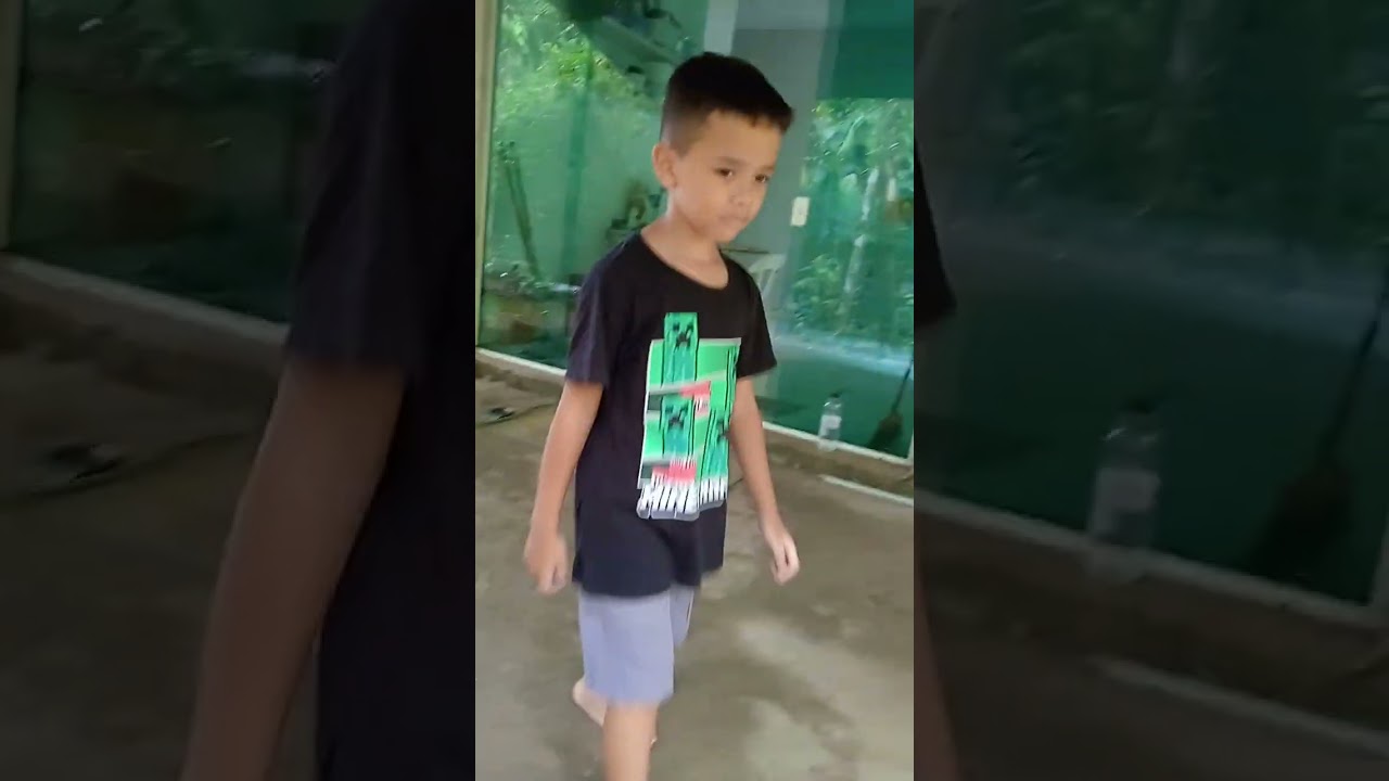 Jogando bola com meu irmão 