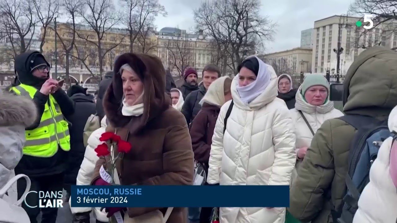 Russie : des mères de soldats défient Poutine - Reportage #cdanslair 20.02.2024