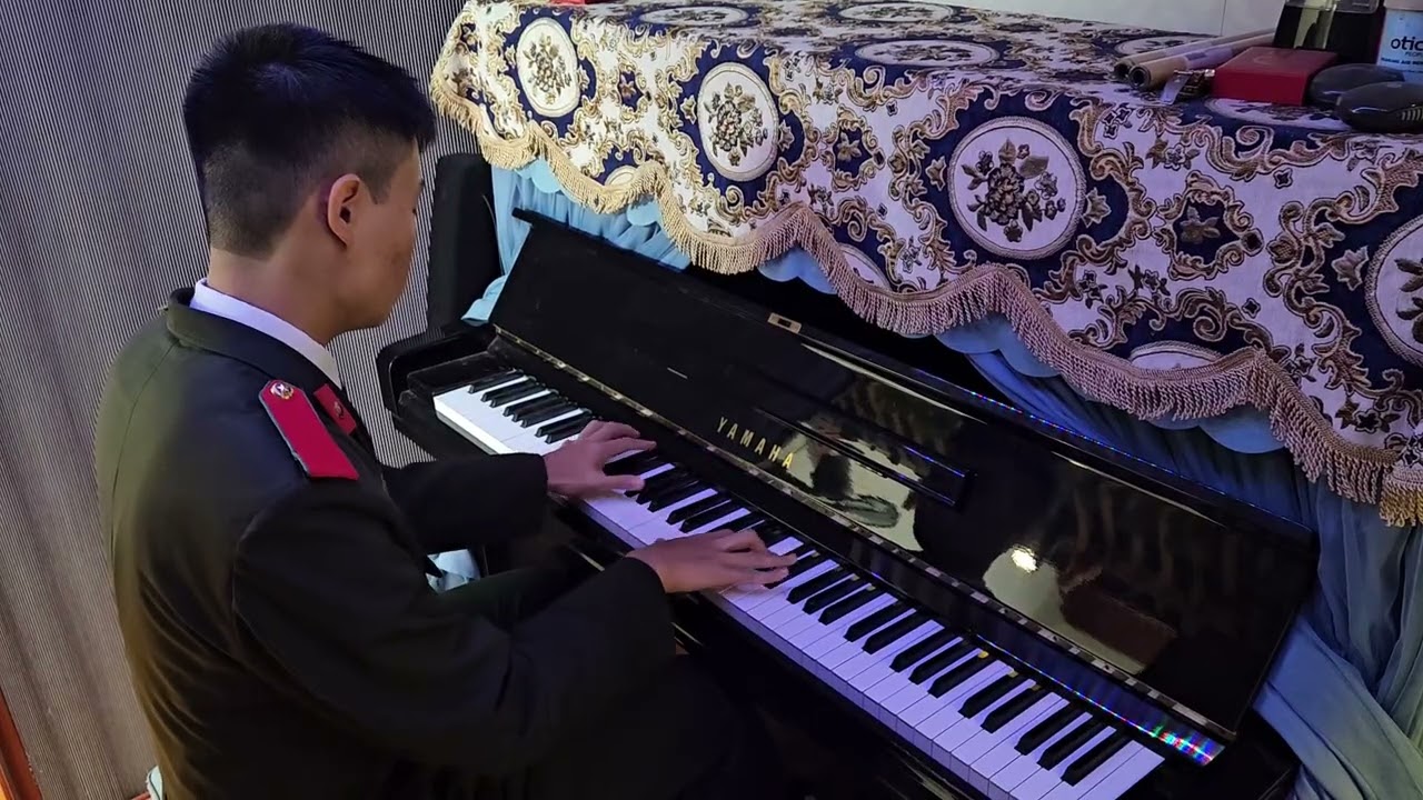 Chơi đàn trước khi quay trở lại đơn vị huấn luyện