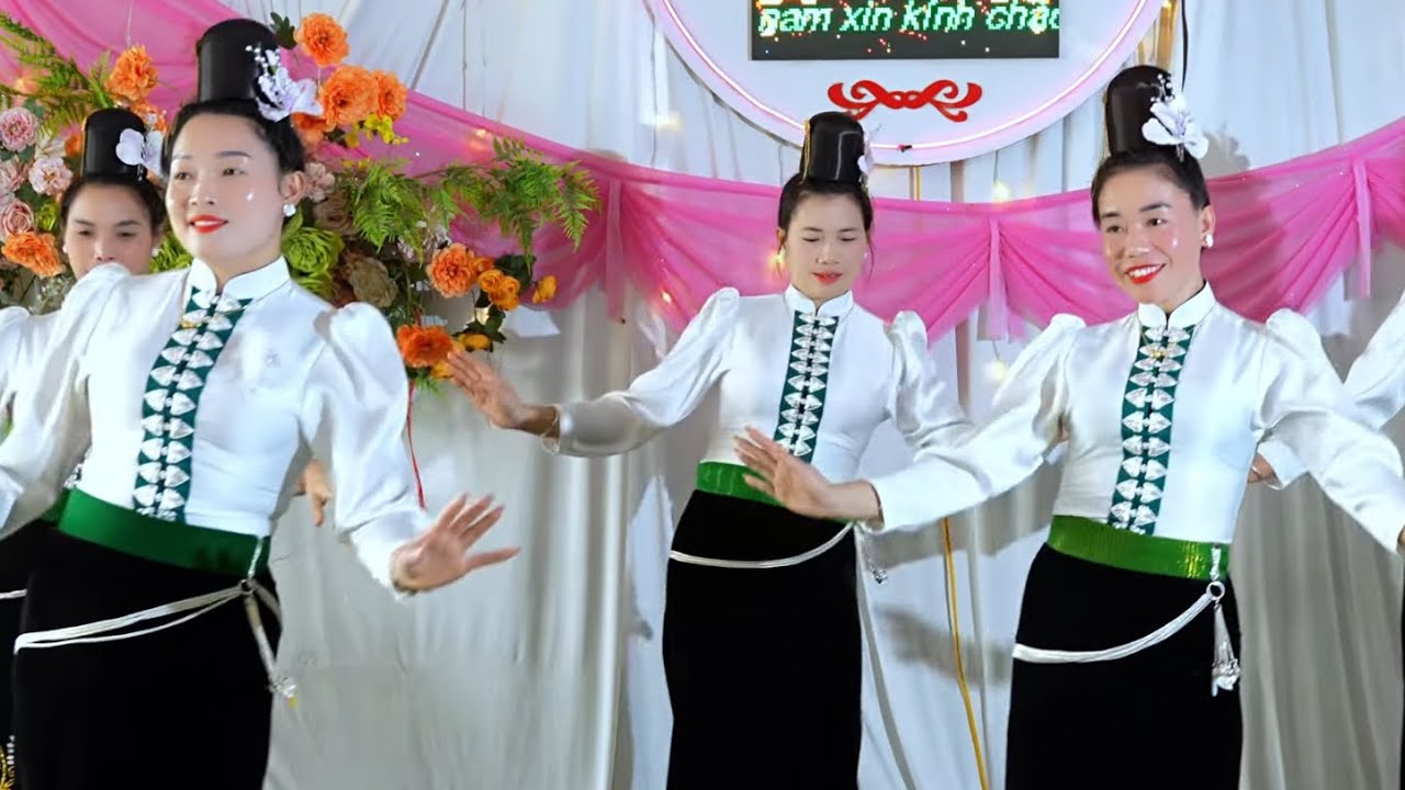 Đội múa đến từ bản thẳm mừng tân gia thoa kim bản tam xã chiềng la