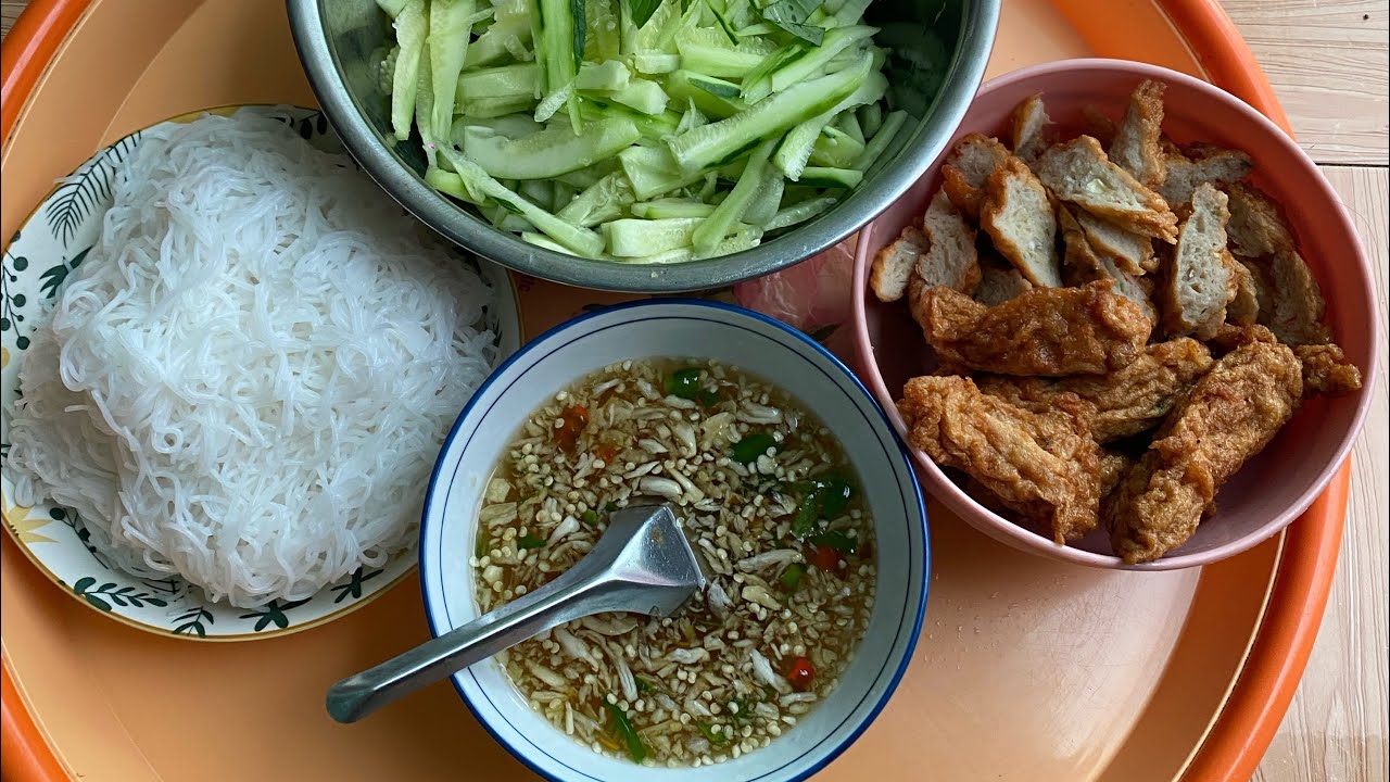 Hôn nay hai mẹ con ăn bún chả cá rau sống ngon quá là ngon 