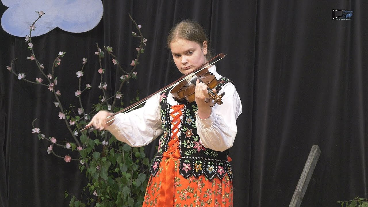 41. ZUZANNA POSTROŻNY - instrumentalistka; STARA WIEŚ