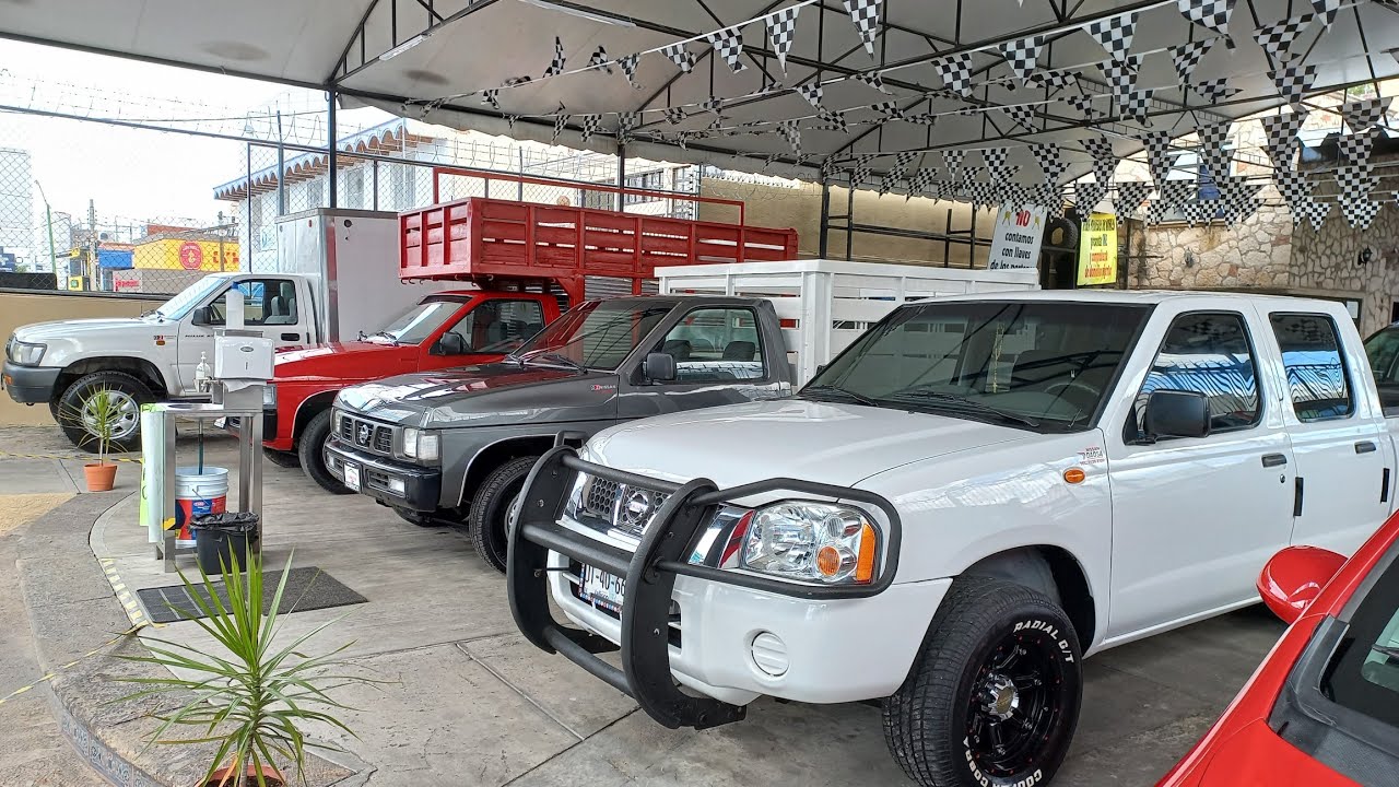 Nissan np300 doble cabina estaquitas Toyota hilix en venta