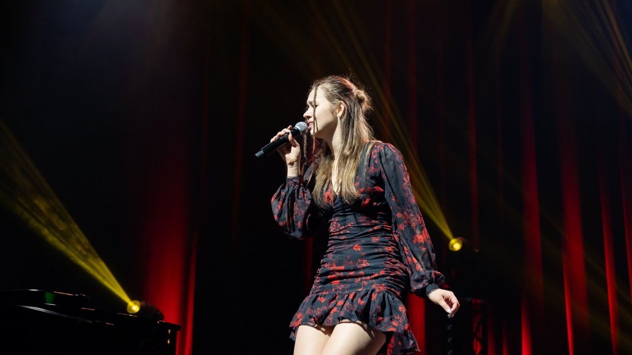 Wiktoria Muszyńska - nieświąteczna piosenka (Koncert Galowy)