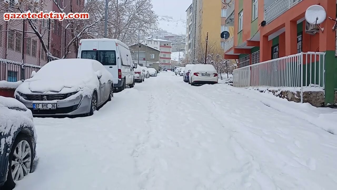 Kulp’ta yoğun kar etkisini artırdı, İlçe adeta beyaza teslim