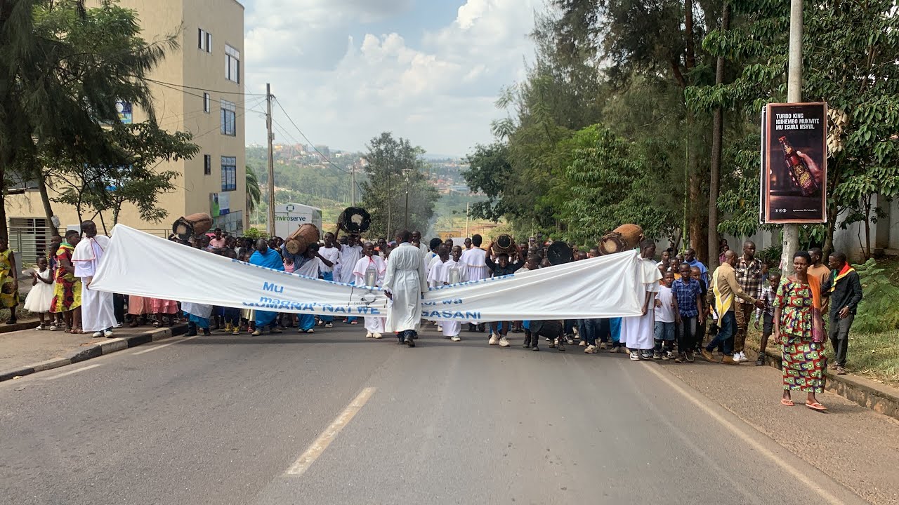 Yezu umwana w’Imana nzima yatashye Iwacu  Tumuramye Tumukunde Tumukuze