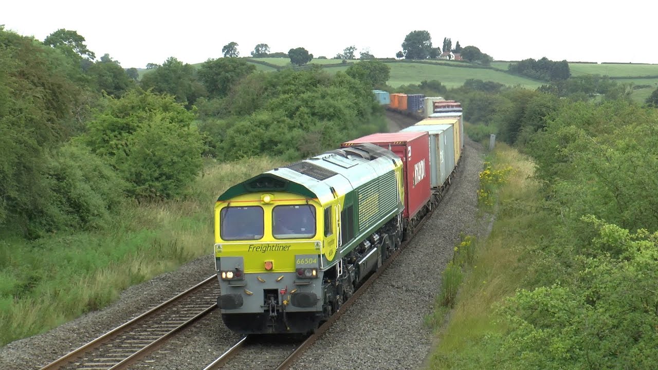 Freight & Chiltern 67s Between Leamington Spa & Kings Sutton.