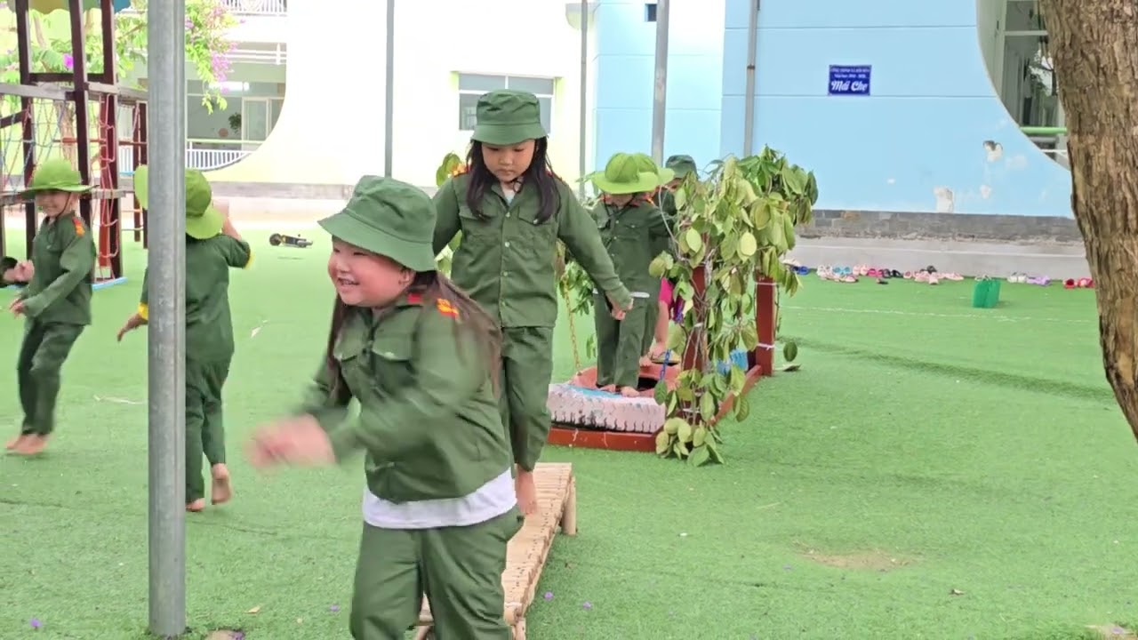 Lớp Lá 6 tham gia trải nghiệm làm cô, chú bộ đội.  Chào mừng 50 năm GPMN ( 30/4/1975- 30/4/2025)
