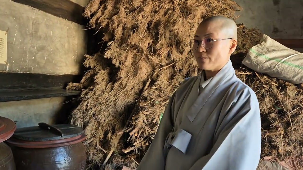 충남 예산 보덕사 전통부엌 조왕단에서 조왕경 독송