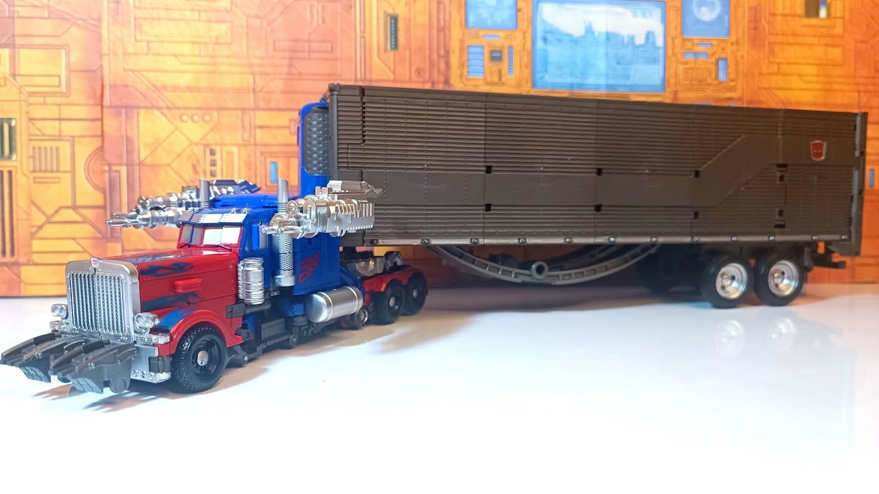 OPTIMUS PRIME - BAYWEI TW-1122 (KO STUDIO SERIES 44)