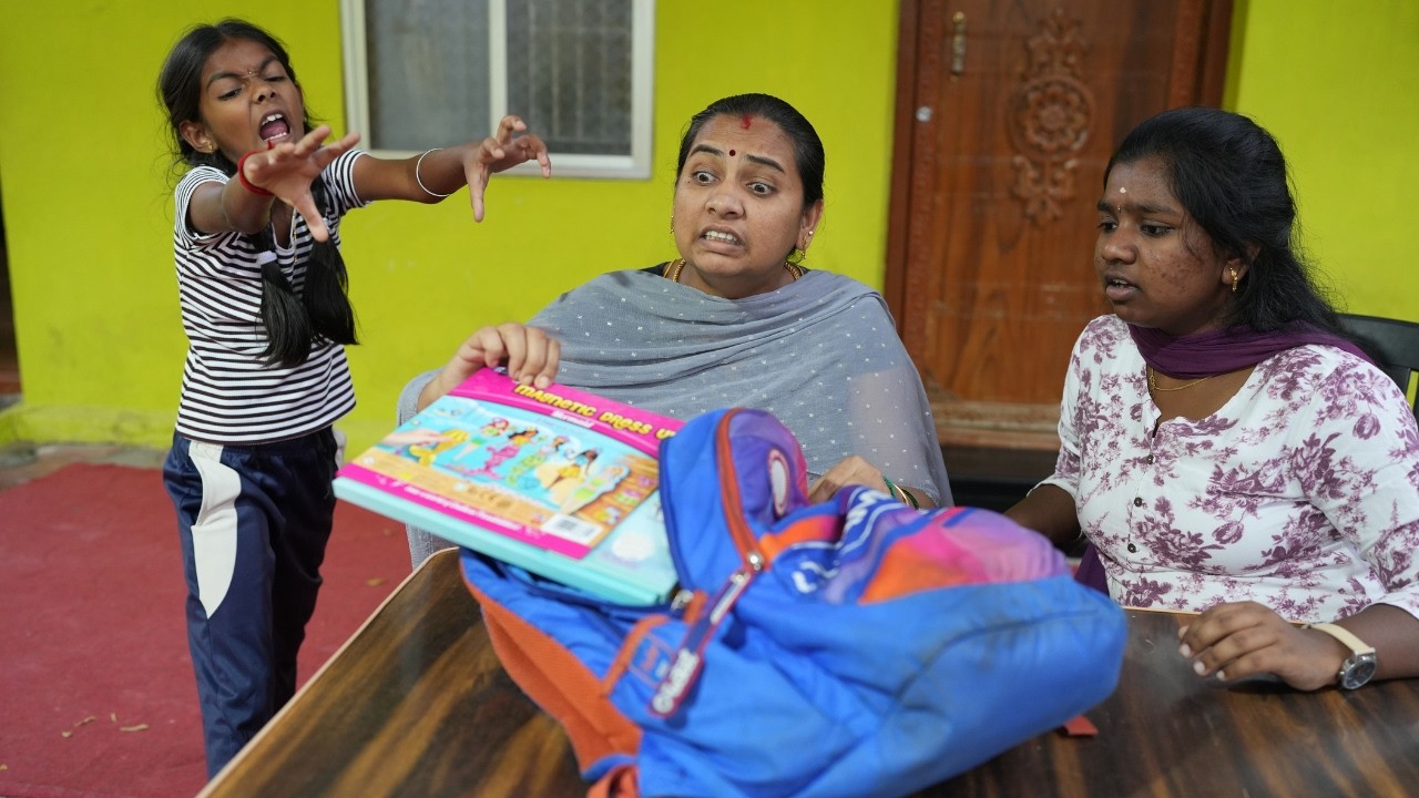 அச்சு School Bag ல இருந்து திடிர்னு கிடைச்ச Surprise Gift .  Mrs.Abi 2.0