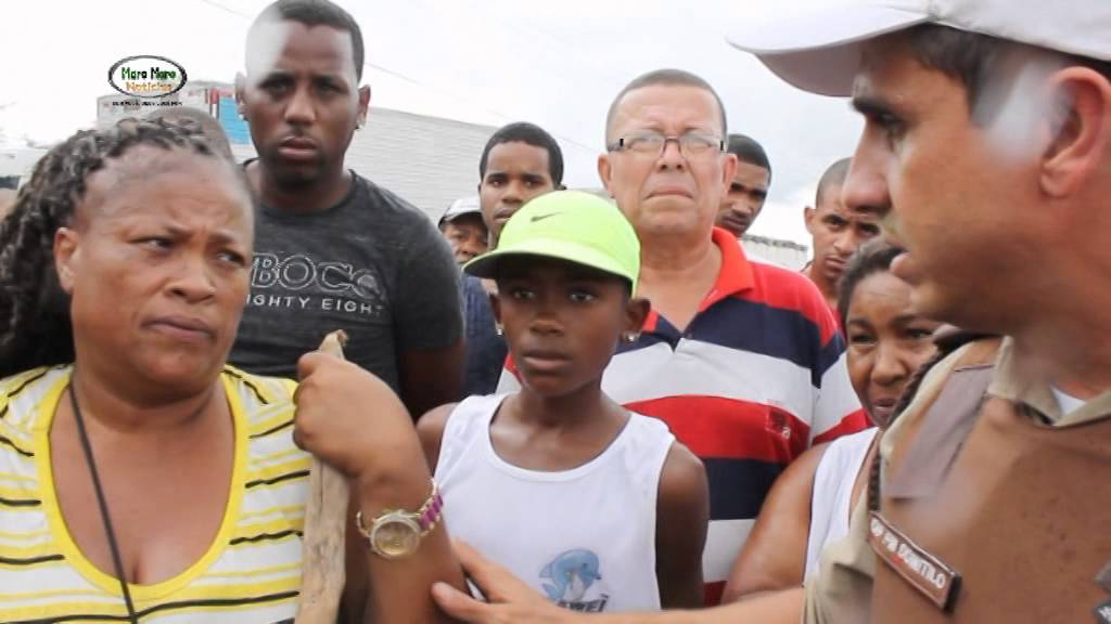 População fecha BA 420 em Santo Amaro da Purificação