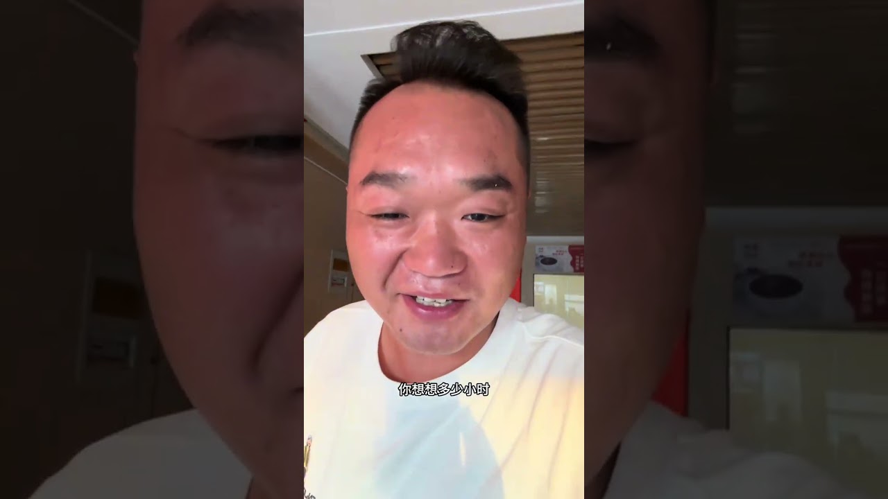 一口铜锅加碳添满水，连杰晚上跟哥哥小聚吃火锅，大壶姚花春倒满喝二两#男人的快乐就是这么简单