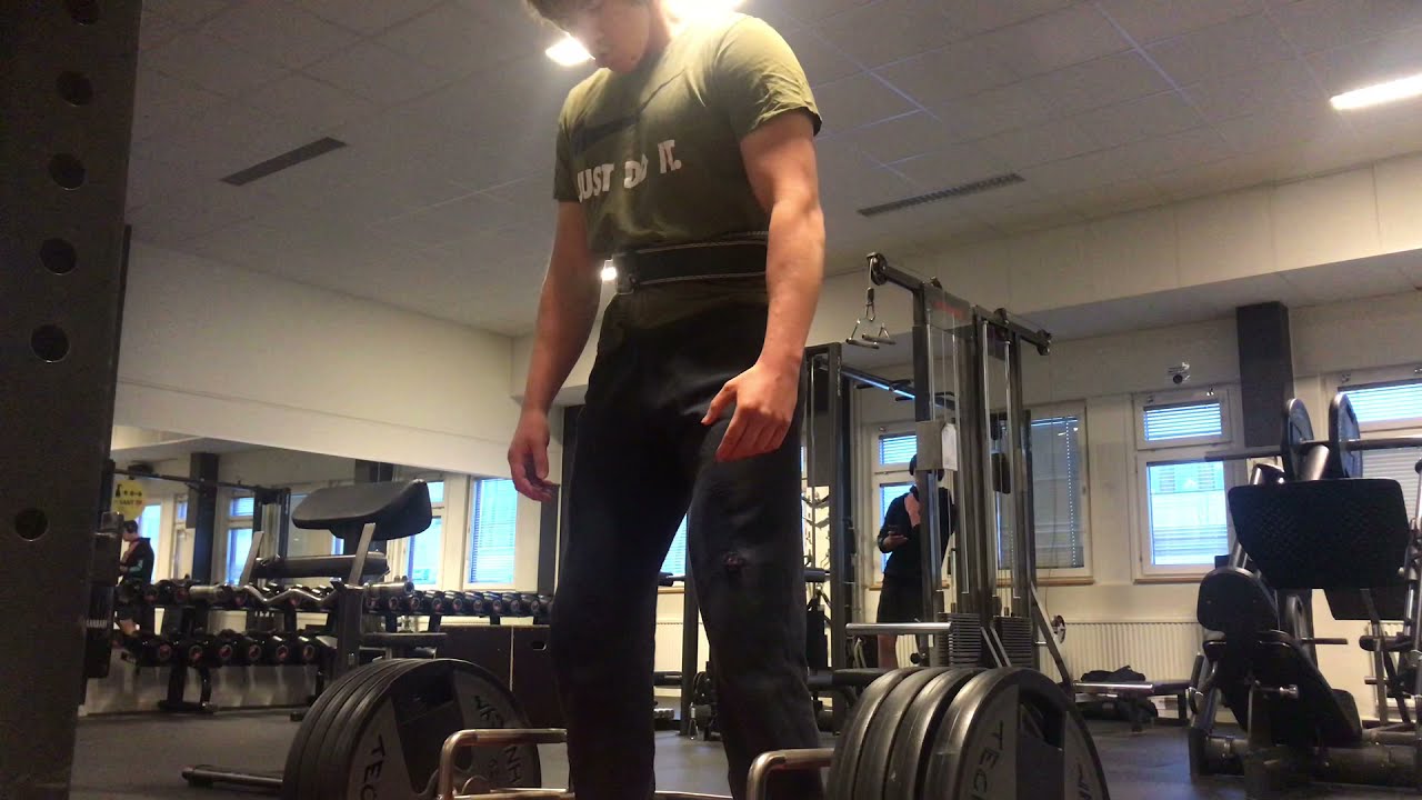 &rdquo;WHY IS THE GYM SHAKING?&rdquo; Dude Mirin Me Deadlifting 4 Plates For Reps