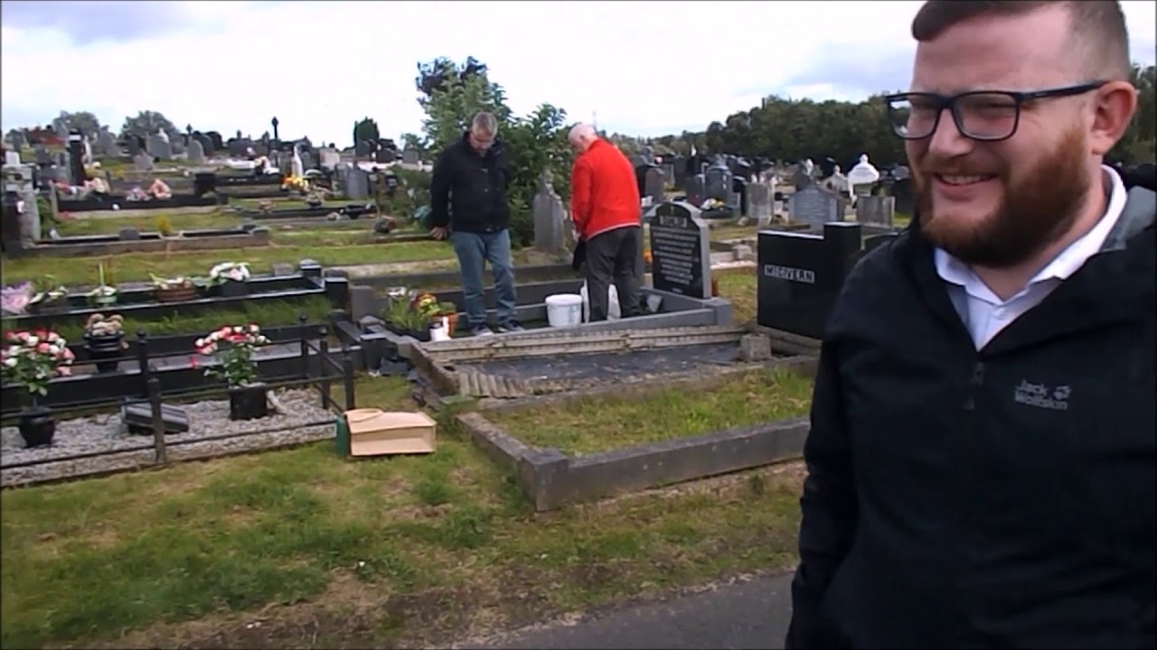 MY BROTHERS ASHES GETING PUT IN TO FAMILY GRAVE BY HIS SON JIMMY AND DUNLOP FAMILY RIP