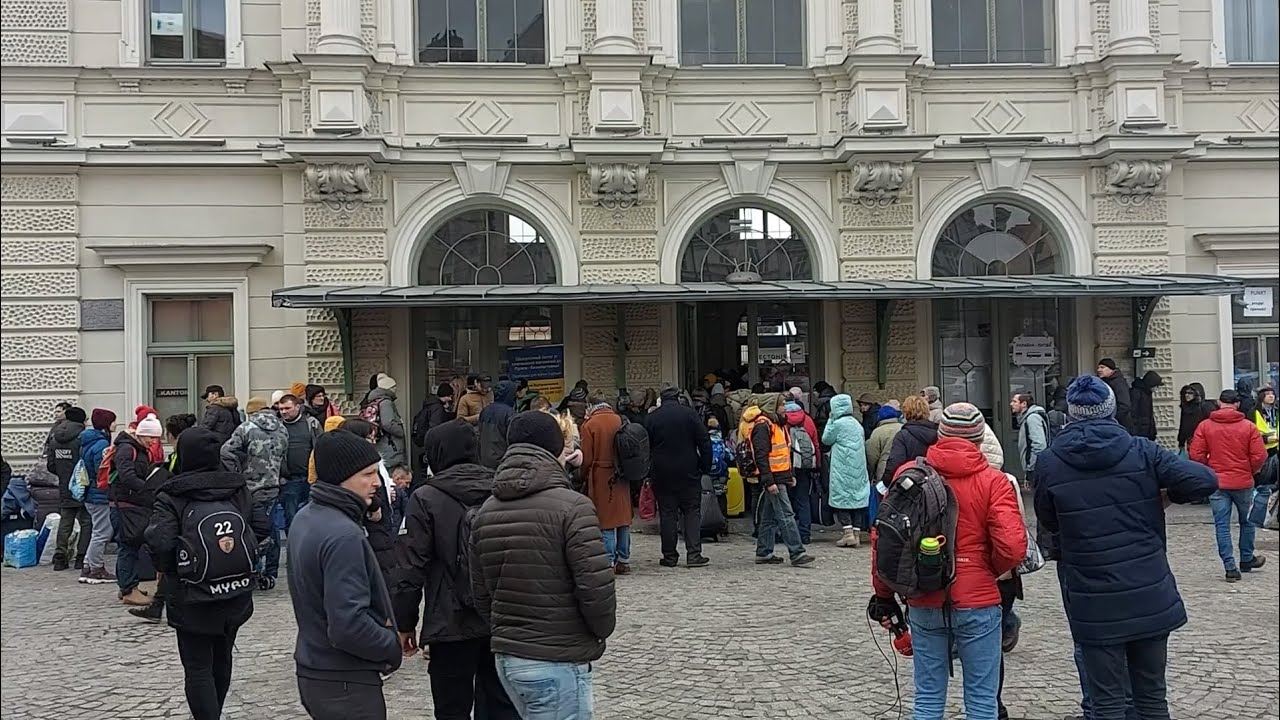 Ukraińcy na dworcu kolejowym w Przemyślu