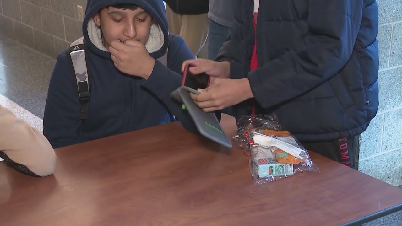 Gov. Lamont, lawmakers want to keep phones out of Connecticut classrooms