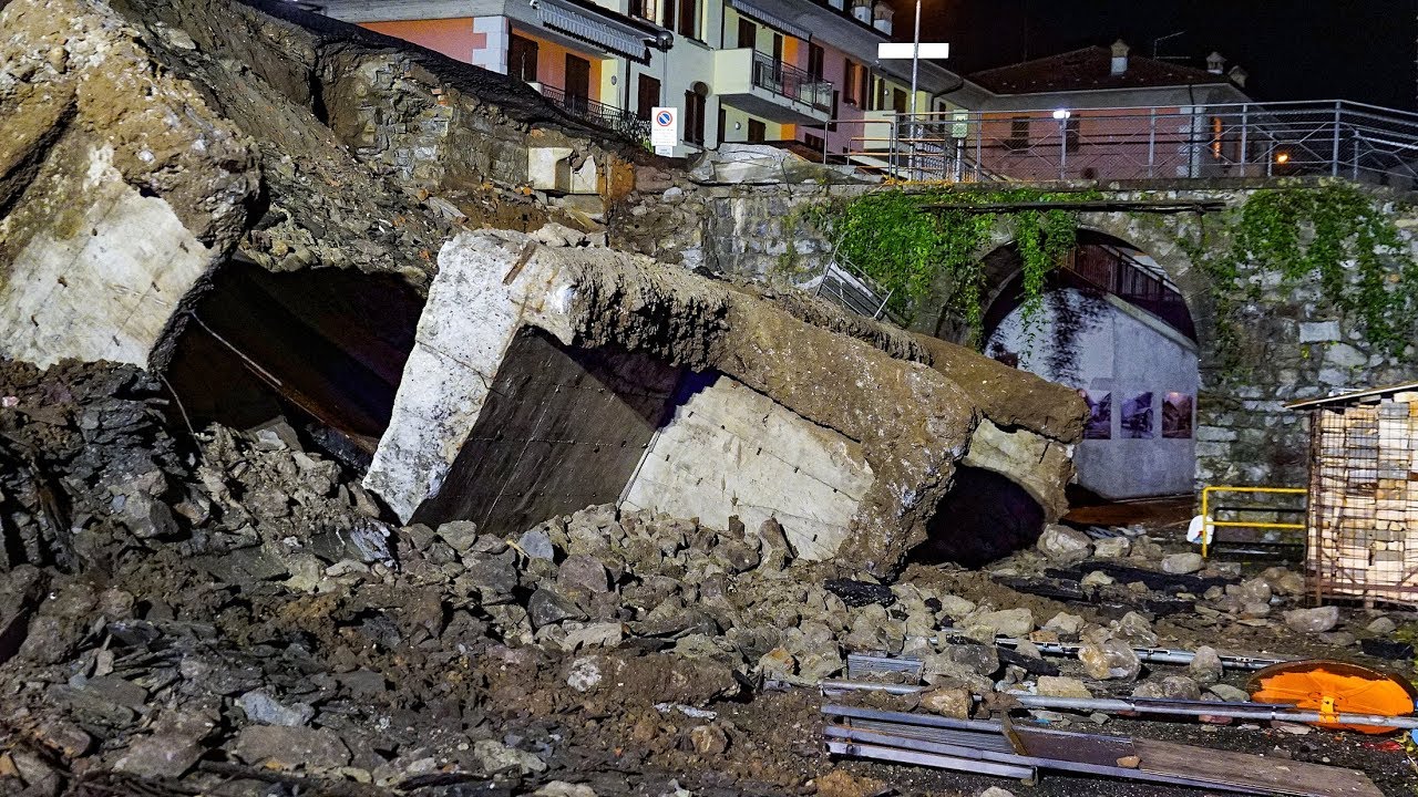 Crolla strada e marciapiede in centro Piazza Brembana