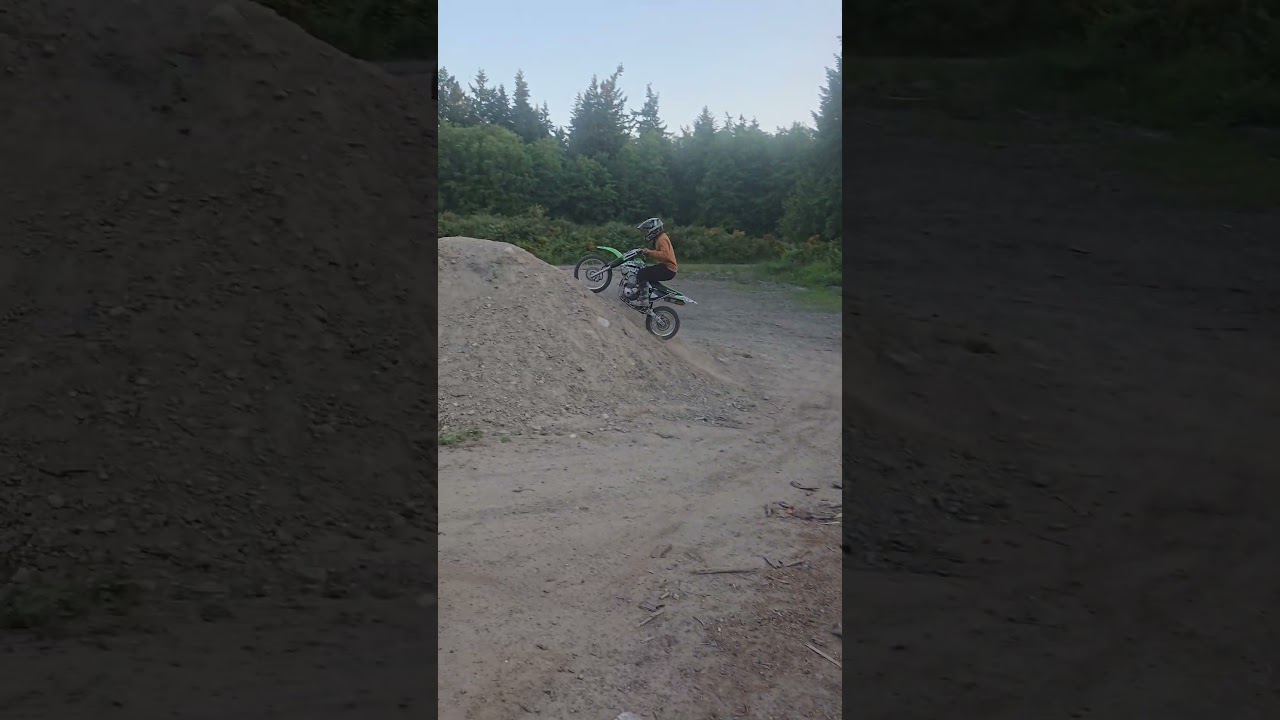 klx140l does a small hillclimb