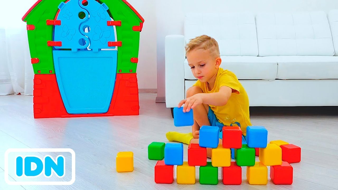 Nikita Vlad dan Mom Mainkan dengan kubus