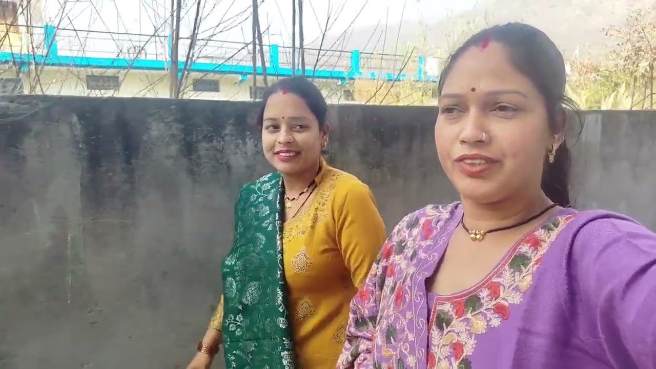 आज गए हम अपनी दोस्त के पार्लर ओपनिंग 