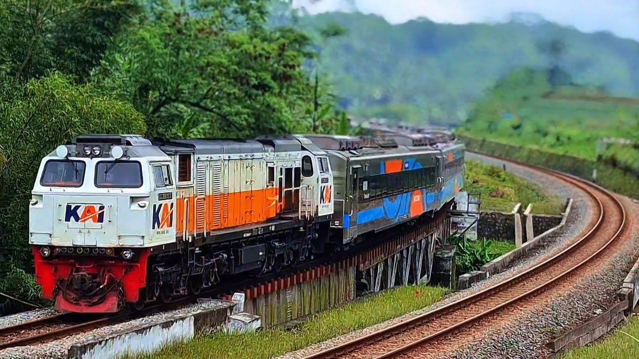 Morning Train Hunting in Indonesia | Peaceful Railfan Video