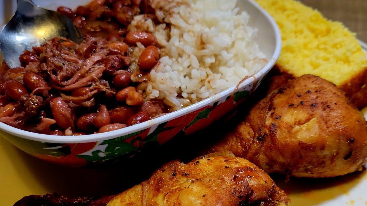 Старомодная красная фасоль с копчеными индюшиными шейками и копченой колбасой, рисом и запеченной...