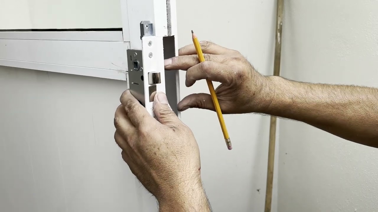 Como poner chapa en puerta de aluminio