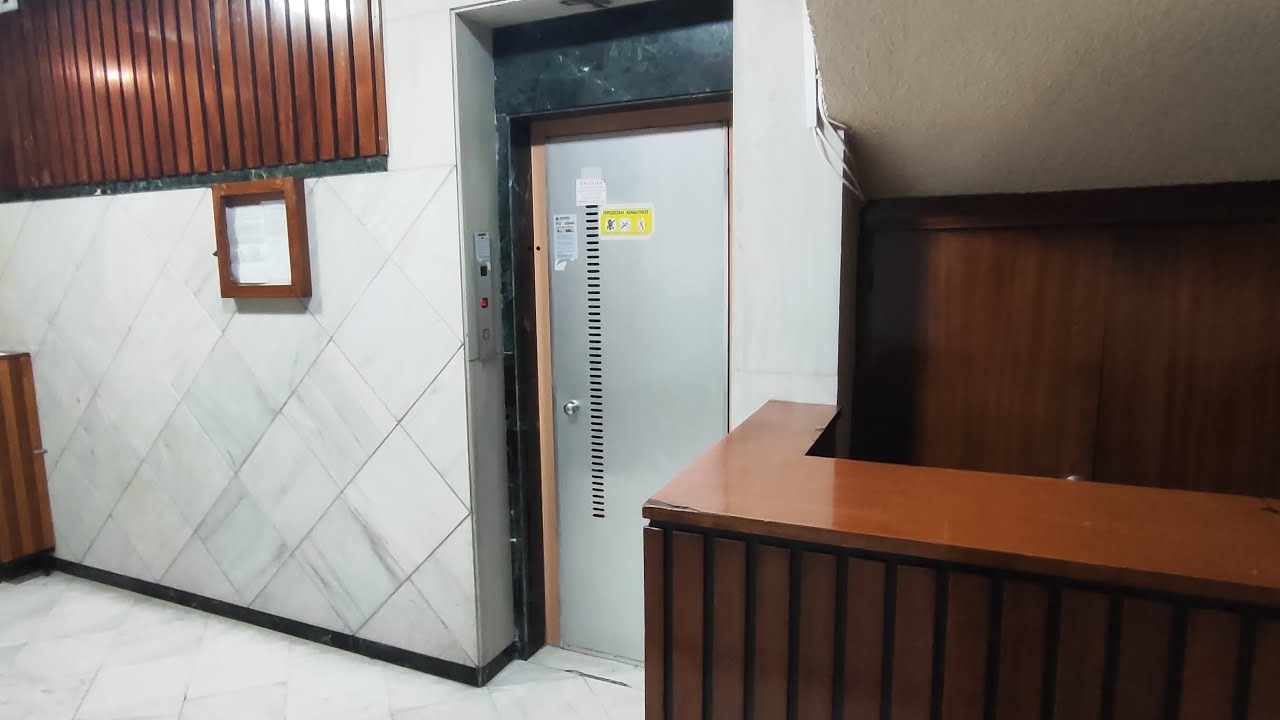 Old unknown (mod by: generic) traction elevator in medical offices @ Mitropoleos 5G, Kavala