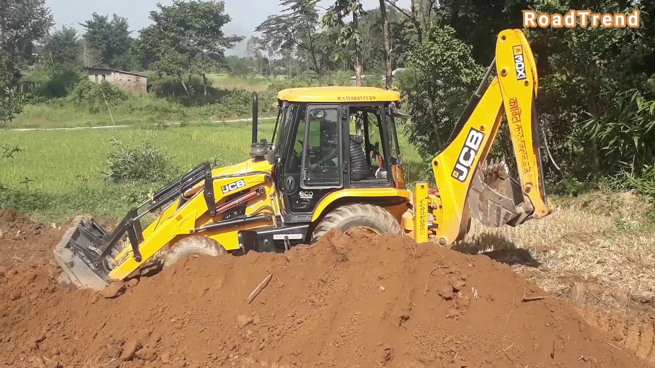 JCB BACKHOE COLLECTING MUD- JCB LEVELING GRAOUND.