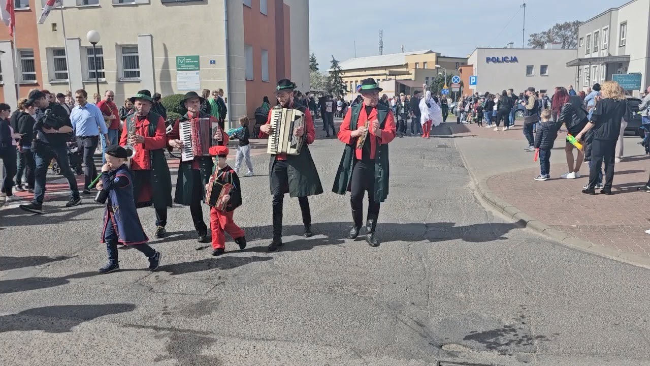 Pochód z niedźwiedziem w Czerniejewie