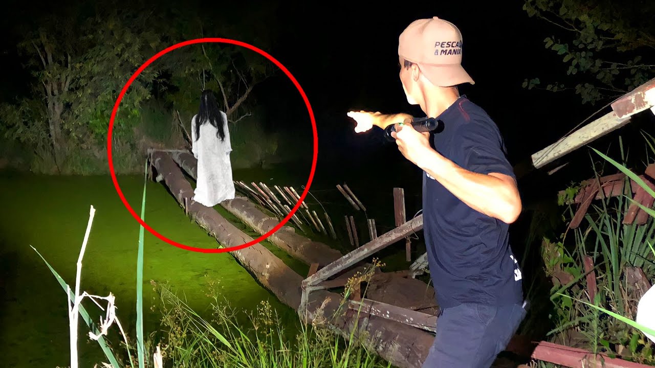 À NOITE, O PRÓPRIO MAL CHEGA NO PÂNTANO ASSOMBRADO