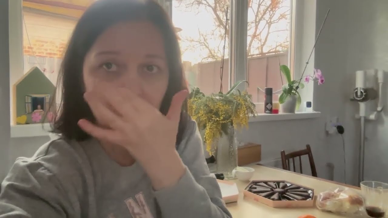 Перегородил дорогу ⁉️  Надо как-то решать,это не годится  ⁉️ Еле открыла замок…