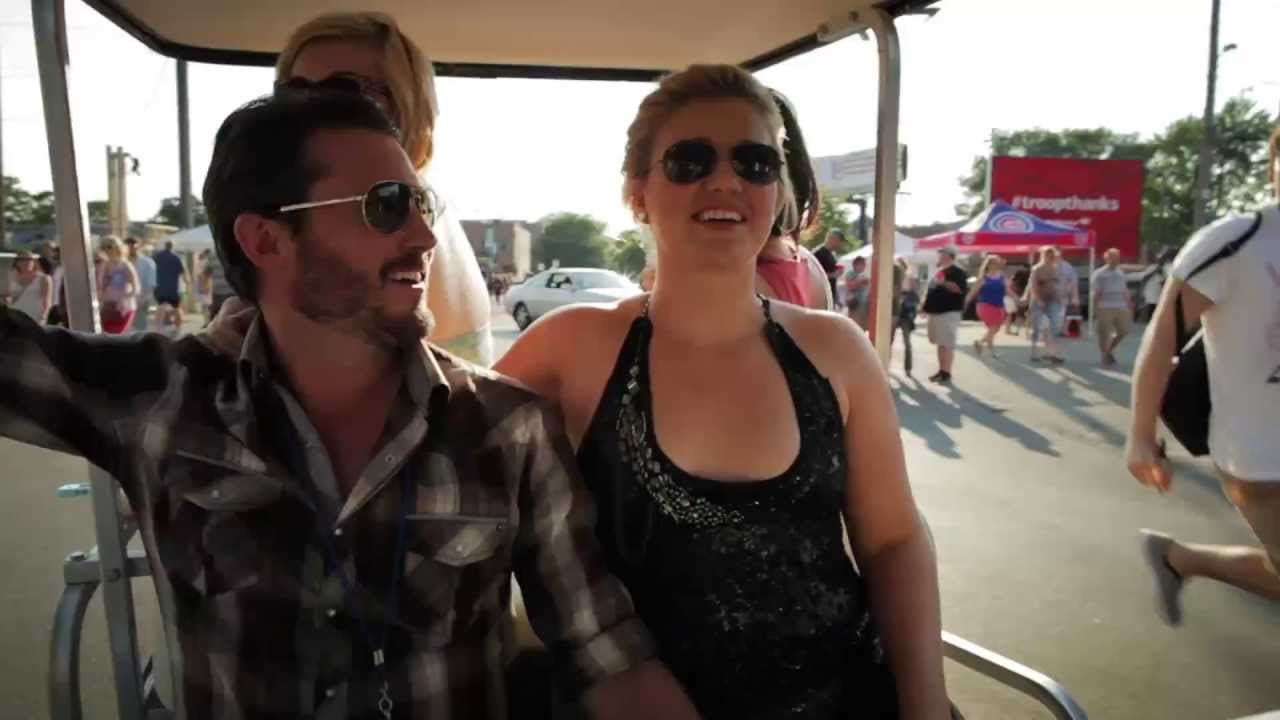 Behind The Scenes: Kelly Clarkson w/ Jason Aldean at Wrigley Field
