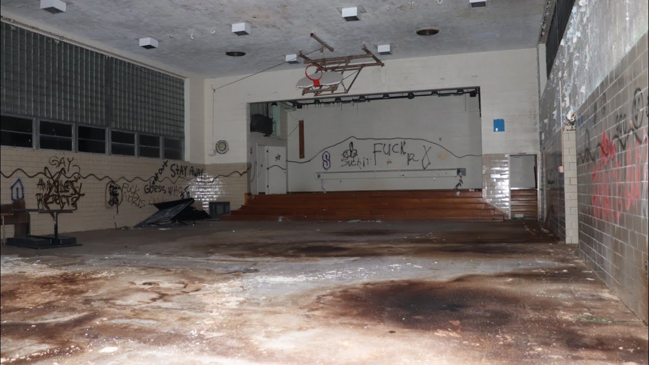 Abandoned School In West Ohio!! WITH STUFF LEFT BEHIND!!! (Night time video)