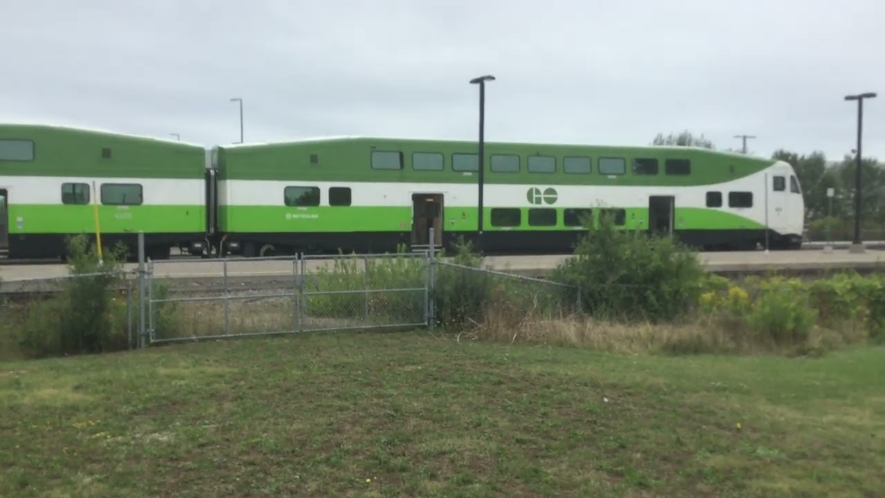13:53 PM EB GO MPI MP40PH-3C 633 & cab car 305? Bronte Go station September 13 2019