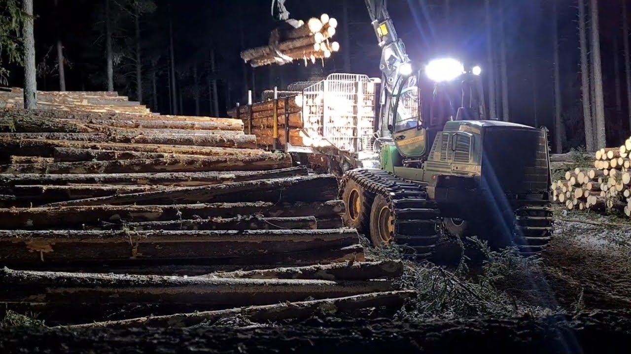 John Deere 1910 Unloading timber.