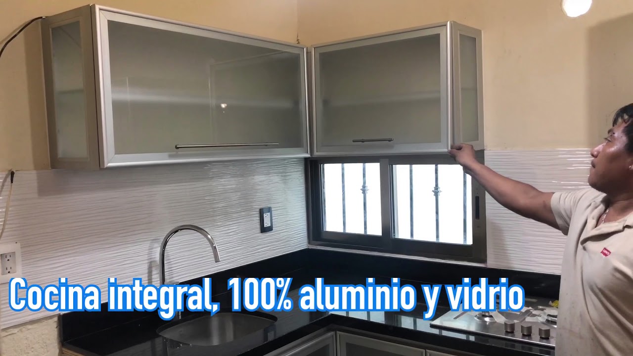 Cocina integral en aluminio y vidrio