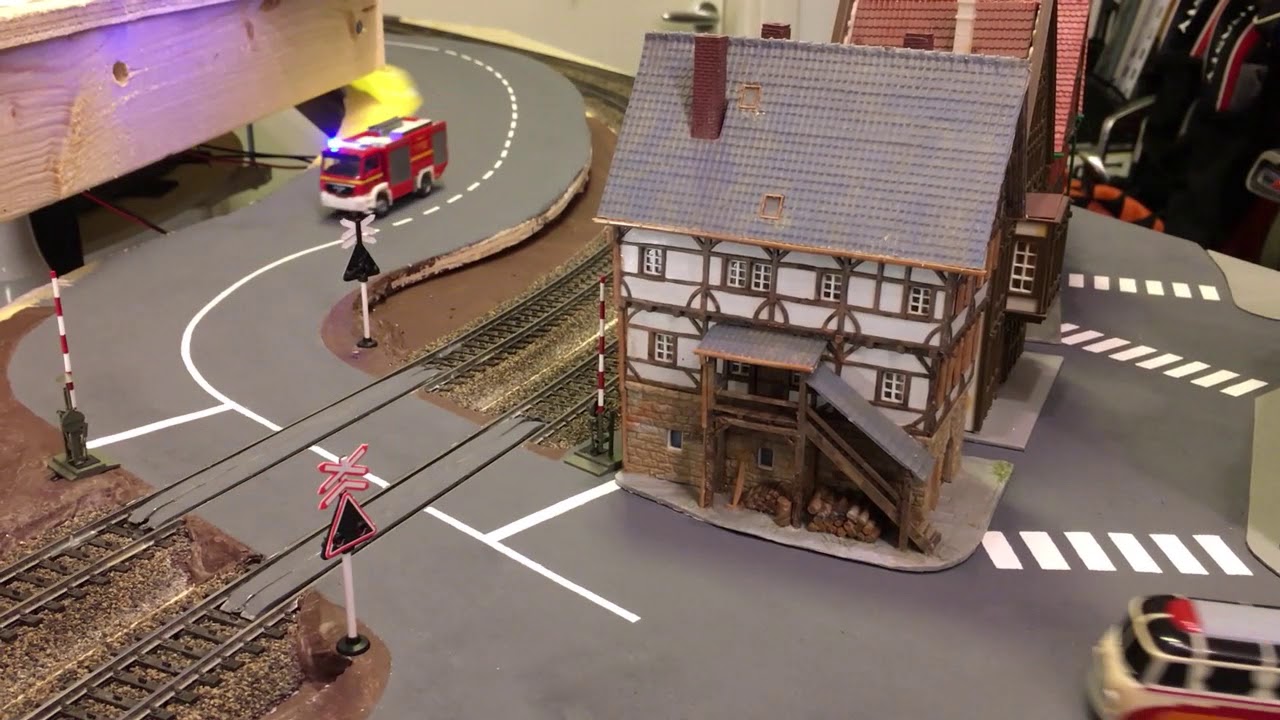 Faller Car System with Crossing Gate and Traffic Lights