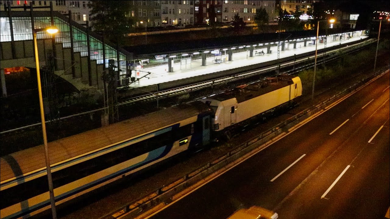 Weiße Siemens-Vectron mit Wagen der ungarischen Staatsbahn MÁV-START AG in Messe Nord/ ICC