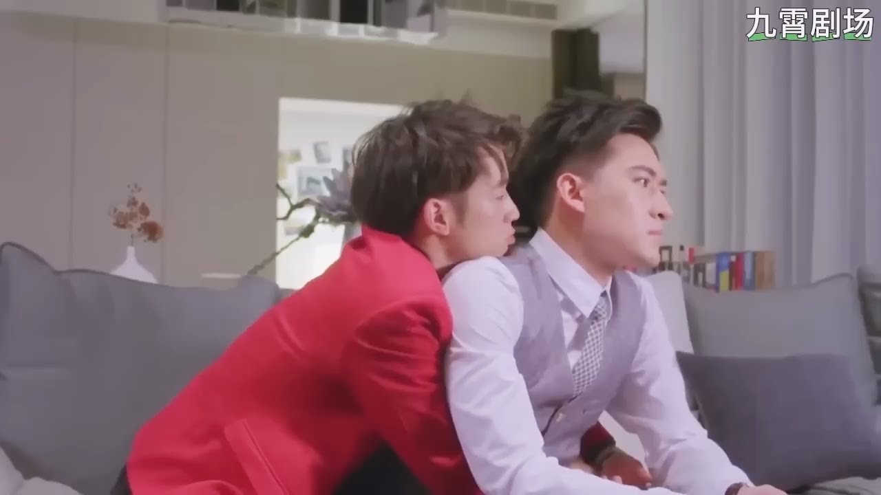 [BL] Milkdog brother drunkenly hot-dogging the bossy president on the couch 🥵